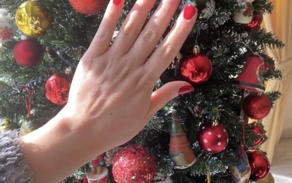 Αυτό είναι το πιο ελκυστικό και κομψό nail χρώμα που πρέπει να δοκιμάσετε