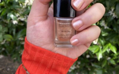 Φυσικό και glossy nail manicure trend