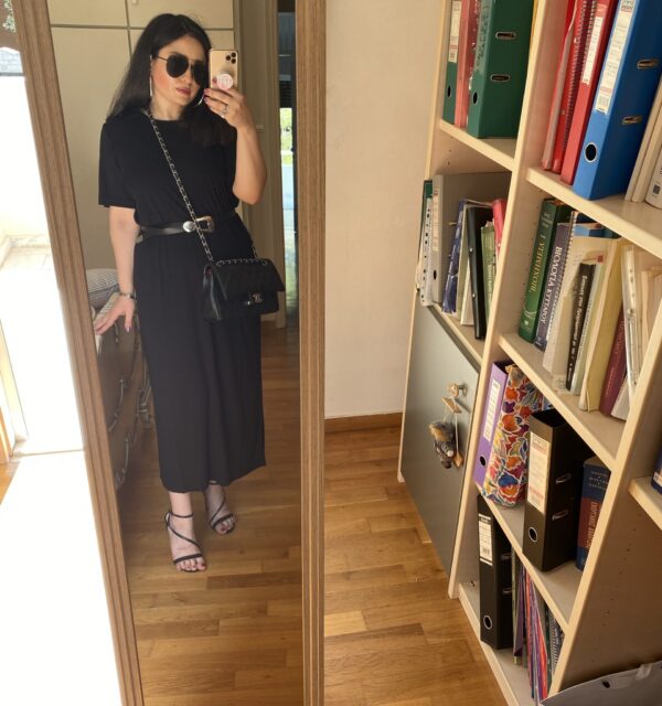 Μαύρο t-shirt φόρεμα: το must-have μιας quiet luxury γκαρνταρόμπας
