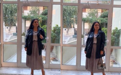 Ασημί, Μίντι Φούστες, Μαύρο Blazer και μεγάλα σκουλαρίκια: Η τέλεια συνταγή για μια εντυπωσιακή εμφάνιση το φθινόπωρο