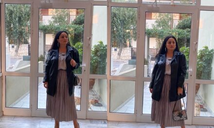 Ασημί, Μίντι Φούστες, Μαύρο Blazer και μεγάλα σκουλαρίκια: Η τέλεια συνταγή για μια εντυπωσιακή εμφάνιση το φθινόπωρο
