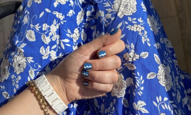 Swirl Blue Manicure