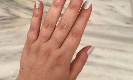 Green: Η milky απόχρωση στο μανικιούρ σε πρώτη προβολή