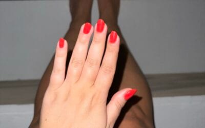 Κοραλί: Το Νο1 χρώμα στα νύχια που τονίζει τη μαυρισμένη επιδερμίδα