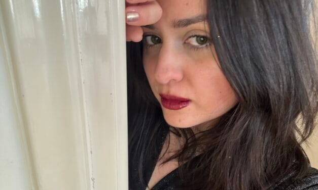 Ο απόλυτος οδηγός για εορταστικό μακιγιάζ: Γκλίτερ και Μπορντό