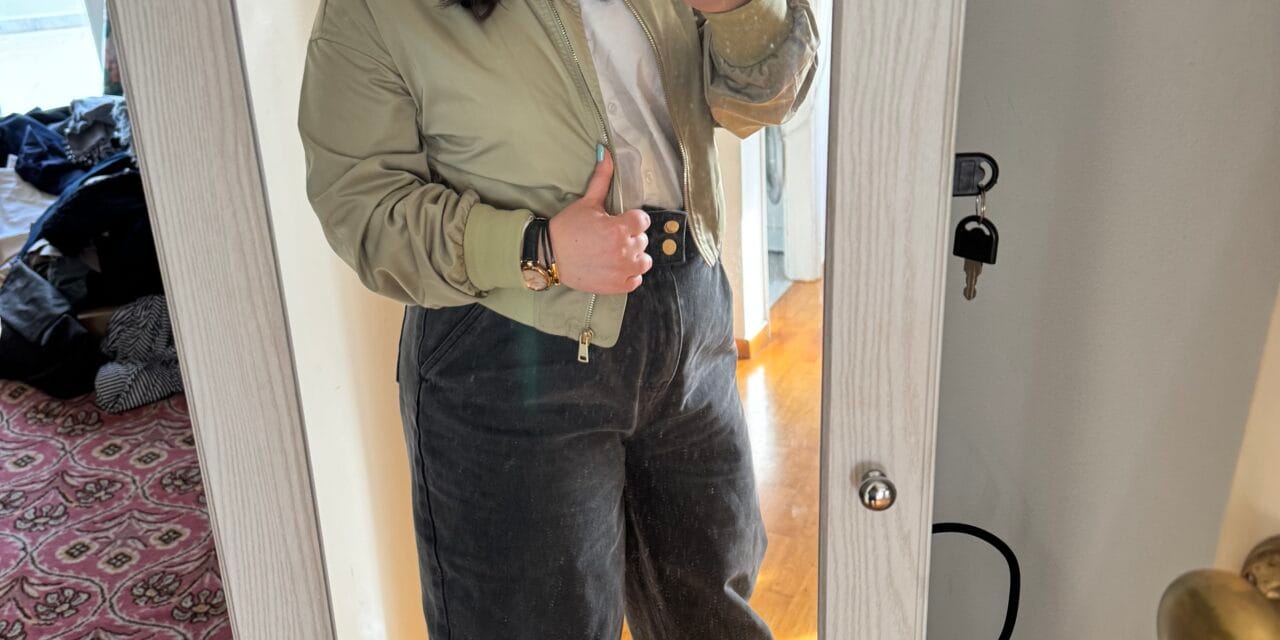 Belted & Baggy Jeans: Η πιο δημοφιλής τάση στο denim για την άνοιξη του 2025