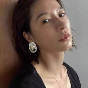 Τα 6 minimal κοσμήματα που αναδεικνύουν τη δύναμη του στυλ μετά τα 30|Διακριτική πολυτέλεια, καθαρές γραμμές και κομμάτια που μιλούν χωρίς να φωνάζουν. 2 Τα 6 minimal κοσμήματα που αναδεικνύουν τη δύναμη του στυλ μετά τα 30|Διακριτική πολυτέλεια, καθαρές γραμμές και κομμάτια που μιλούν χωρίς να φωνάζουν.