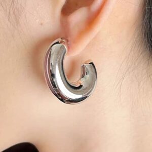 Τα 6 minimal κοσμήματα που αναδεικνύουν τη δύναμη του στυλ μετά τα 30|Διακριτική πολυτέλεια, καθαρές γραμμές και κομμάτια που μιλούν χωρίς να φωνάζουν. 1 Τα 6 minimal κοσμήματα που αναδεικνύουν τη δύναμη του στυλ μετά τα 30|Διακριτική πολυτέλεια, καθαρές γραμμές και κομμάτια που μιλούν χωρίς να φωνάζουν.