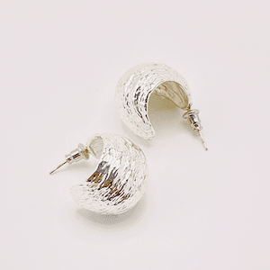 Τα 6 minimal κοσμήματα που αναδεικνύουν τη δύναμη του στυλ μετά τα 30|Διακριτική πολυτέλεια, καθαρές γραμμές και κομμάτια που μιλούν χωρίς να φωνάζουν. 4 Τα 6 minimal κοσμήματα που αναδεικνύουν τη δύναμη του στυλ μετά τα 30|Διακριτική πολυτέλεια, καθαρές γραμμές και κομμάτια που μιλούν χωρίς να φωνάζουν.