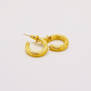 Τα 6 minimal κοσμήματα που αναδεικνύουν τη δύναμη του στυλ μετά τα 30|Διακριτική πολυτέλεια, καθαρές γραμμές και κομμάτια που μιλούν χωρίς να φωνάζουν.