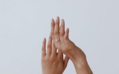 Τα 6 minimal κοσμήματα που αναδεικνύουν τη δύναμη του στυλ μετά τα 30|Διακριτική πολυτέλεια, καθαρές γραμμές και κομμάτια που μιλούν χωρίς να φωνάζουν.