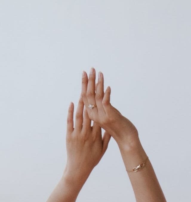 Τα 6 minimal κοσμήματα που αναδεικνύουν τη δύναμη του στυλ μετά τα 30|Διακριτική πολυτέλεια, καθαρές γραμμές και κομμάτια που μιλούν χωρίς να φωνάζουν.