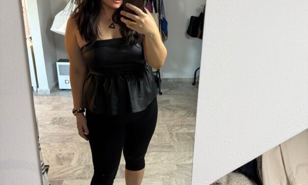 Το Capri κολάν επιστρέφει – και γίνεται statement με ένα μόνο ζευγάρι strappy σανδάλια