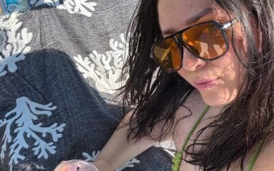 FASHION MEDIA BRAND 10 Beachwear Icons: 8 Πετσέτες Θαλάσσης που Ανεβάζουν το Στυλ στην Παραλία