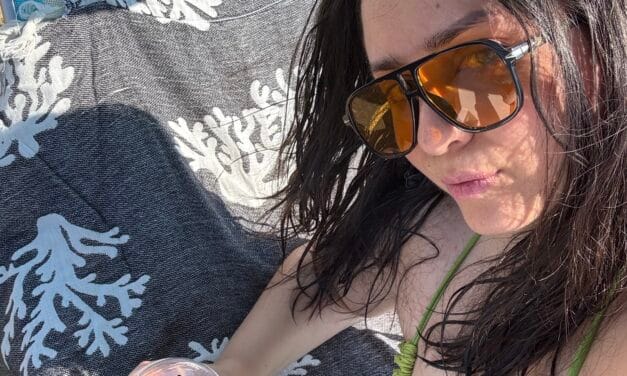 Beachwear Icons: 8 Πετσέτες Θαλάσσης που Ανεβάζουν το Στυλ στην Παραλία