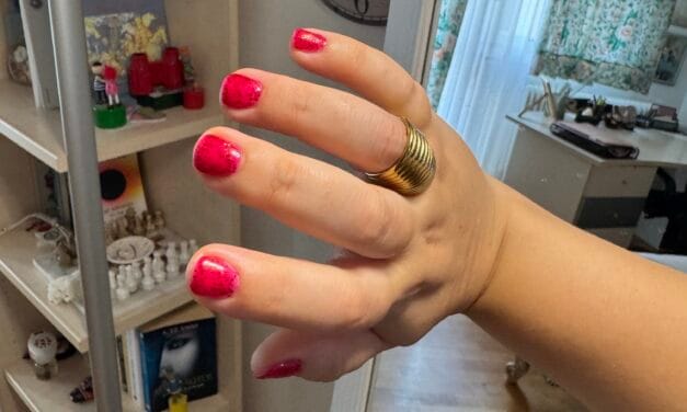 Κοντά Νύχια – Καυτό Κόκκινο: Το μανικιούρ που φτιάχτηκε για το καλοκαίρι του 2025