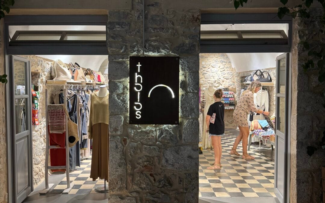 Αρεόπολη Λακωνίας: Όταν η πέτρα φωτίζεται με στιλ