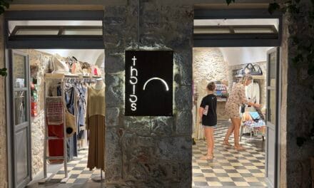 Αρεόπολη Λακωνίας: Όταν η πέτρα φωτίζεται με στιλ