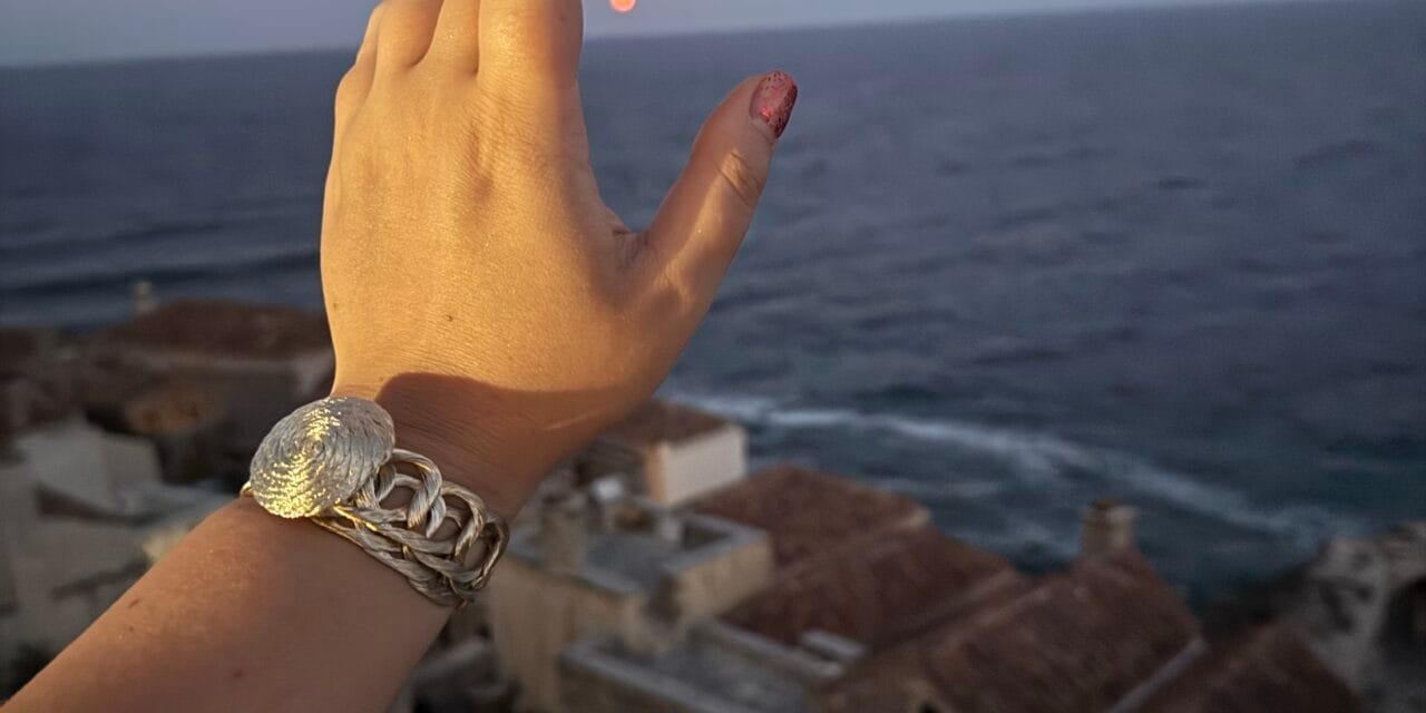 Μονεμβασιά: Εκεί που το φεγγάρι αγγίζει τη θάλασσα και η ποίηση συναντά το στιλ