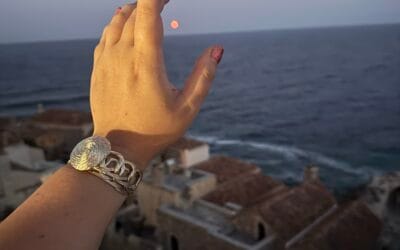 Μονεμβασιά: Εκεί που το φεγγάρι αγγίζει τη θάλασσα και η ποίηση συναντά το στιλ