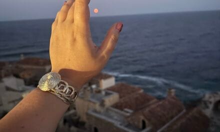 Μονεμβασιά: Εκεί που το φεγγάρι αγγίζει τη θάλασσα και η ποίηση συναντά το στιλ