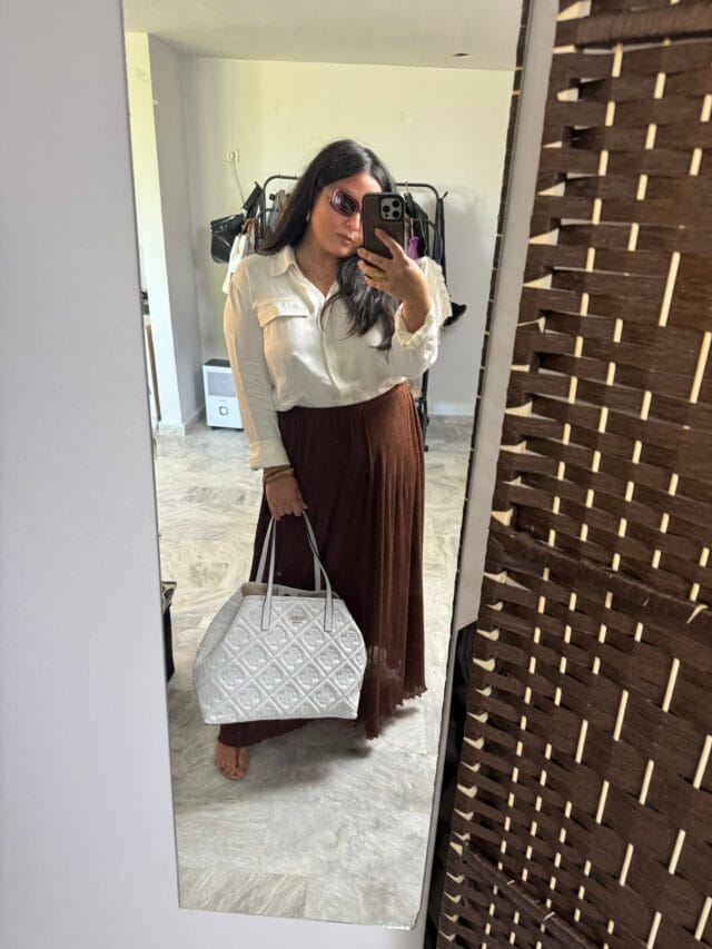Το look που ενώνει Νέα Υόρκη και Κοπεγχάγη: Καφέ φούστα, λευκό πουκάμισο και flip-flops στο απόλυτο φθινοπωρινό combo