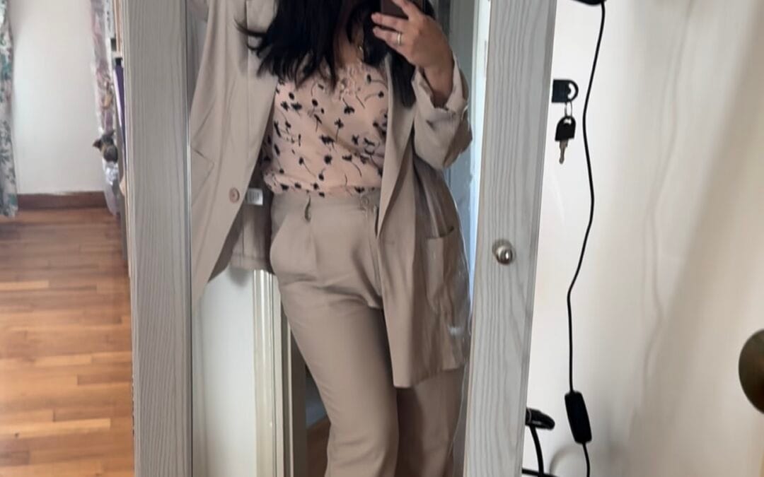 Lingerie Top + Μπεζ Κοστούμι: Ο πιο δυνατός συνδυασμός της σεζόν ✨