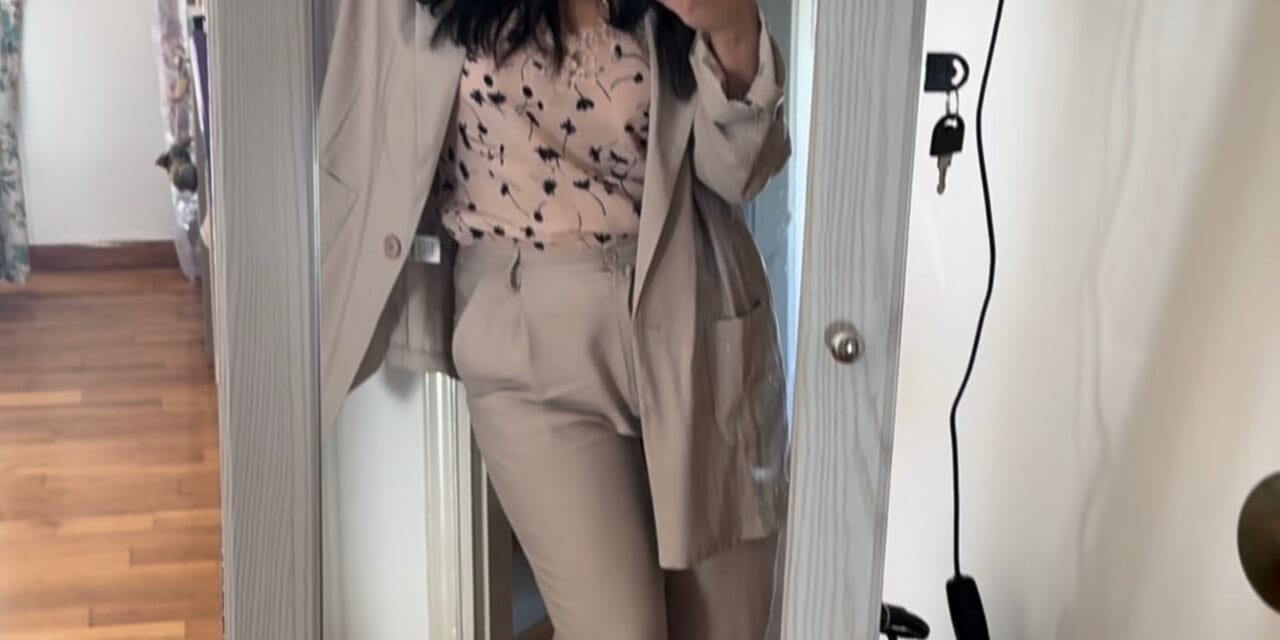 Lingerie Top + Μπεζ Κοστούμι: Ο πιο δυνατός συνδυασμός της σεζόν ✨