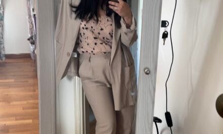 Lingerie Top + Μπεζ Κοστούμι: Ο πιο δυνατός συνδυασμός της σεζόν ✨