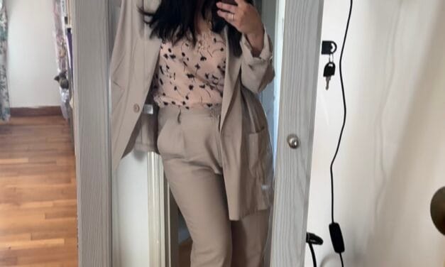 Lingerie Top + Μπεζ Κοστούμι: Ο πιο δυνατός συνδυασμός της σεζόν ✨