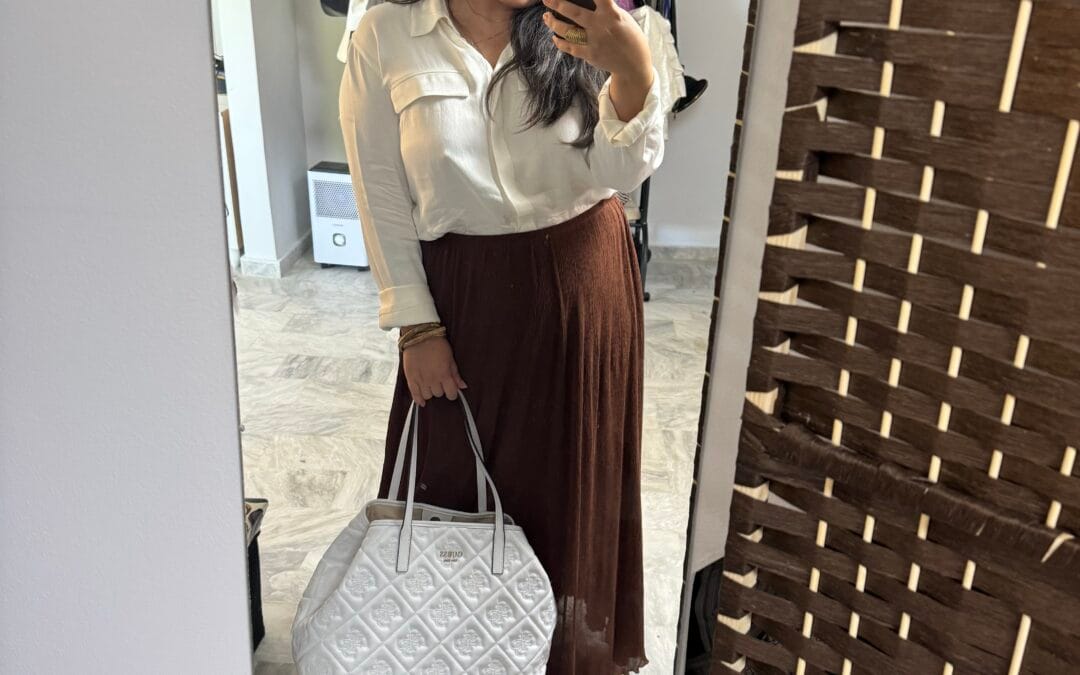 Το look που ενώνει Νέα Υόρκη και Κοπεγχάγη: Καφέ φούστα, λευκό πουκάμισο και flip-flops στο απόλυτο φθινοπωρινό combo