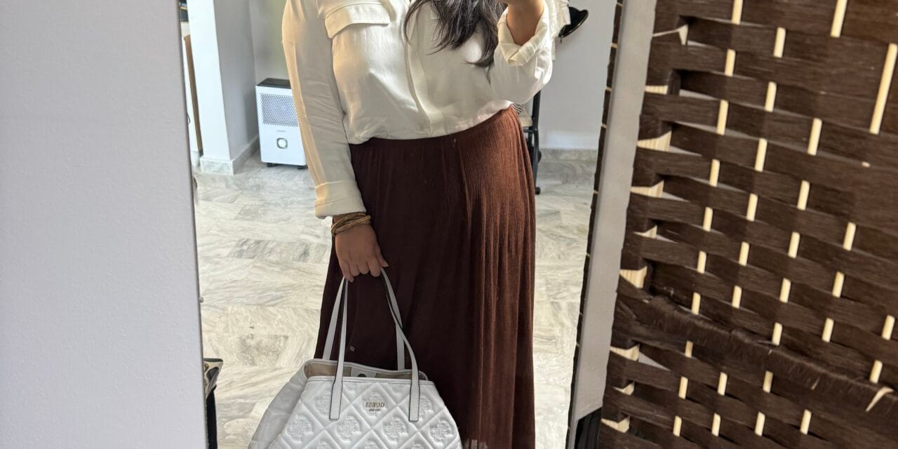 Το look που ενώνει Νέα Υόρκη και Κοπεγχάγη: Καφέ φούστα, λευκό πουκάμισο και flip-flops στο απόλυτο φθινοπωρινό combo