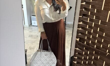 Το look που ενώνει Νέα Υόρκη και Κοπεγχάγη: Καφέ φούστα, λευκό πουκάμισο και flip-flops στο απόλυτο φθινοπωρινό combo