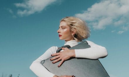 Nanotech Chic: Η επιστήμη πίσω από τα υφάσματα που δεν τσαλακώνουν ποτέ