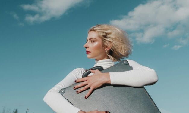 Nanotech Chic: Η επιστήμη πίσω από τα υφάσματα που δεν τσαλακώνουν ποτέ