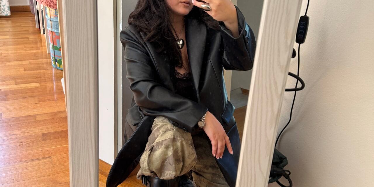 Biker μπότες & Δερμάτινο blazer: Οι νέες εμμονές του φθινοπώρου 2025
