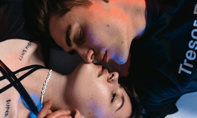 💎 Το Άρωμα της Έλξης: Πώς οι φερομόνες επηρεάζουν τη χημεία του πόθου