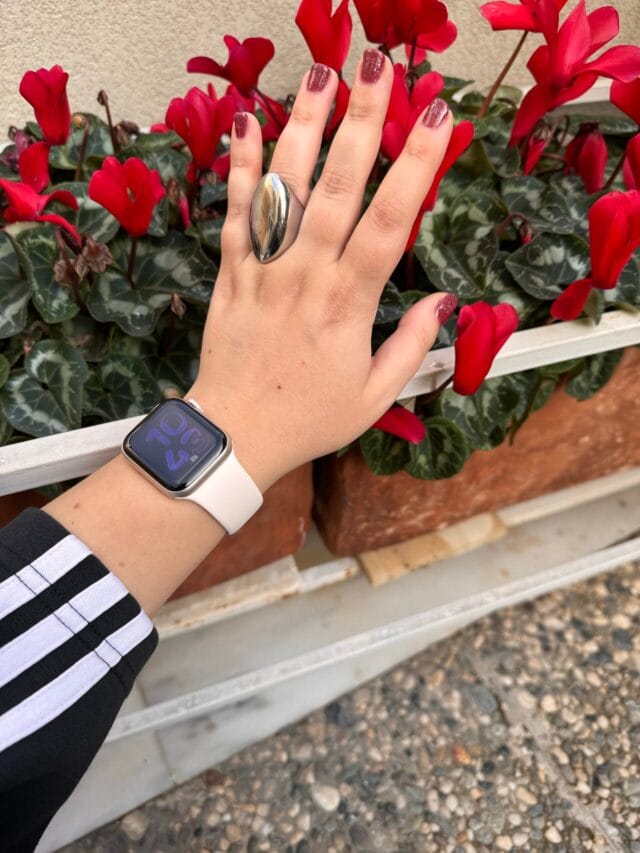 ⸻

Velvet Nails: Η πιο πολυτελής τάση στα μανικιούρ του χειμώνα 2025