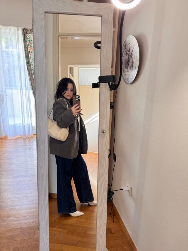 Dark Denim Revival: Πώς το Structured Blazer & το Baggy Dark Blue Jeans Γίνονται το Νέο Winter Uniform