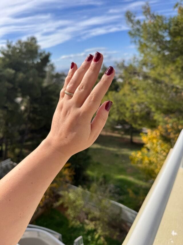 Pre-Christmas Nails 2025: Το Deep Cherry Manicure που Κολακεύει Κάθε Ελληνίδα