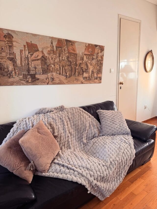 Πώς να Ανανεώσετε το Mini Καθιστικό σας με Ένα Σετ Ριχτάρι & Μαξιλάρι — The Minimal Cozy Luxe Look