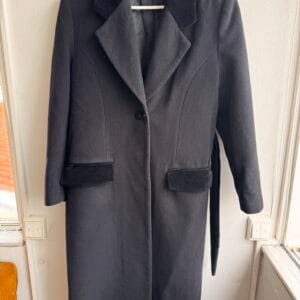 Μαύρο μάλλινο παλτό LOLA Collection με βελούδινες λεπτομέρειες