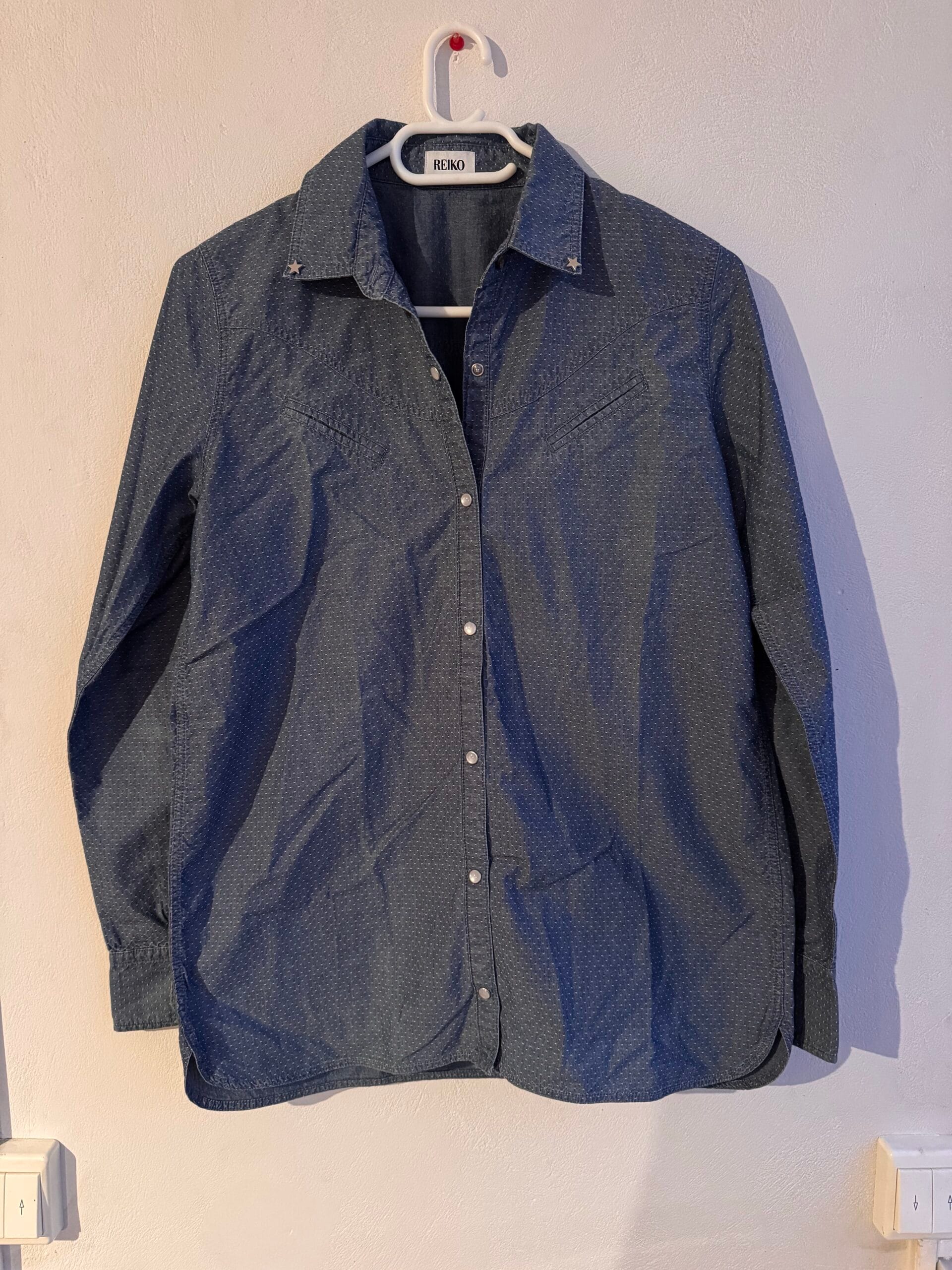 Reiko “Annabelle” denim πουκάμισο με αστεράκια στον γιακά 1 Reiko “Annabelle” denim πουκάμισο με αστεράκια στον γιακά