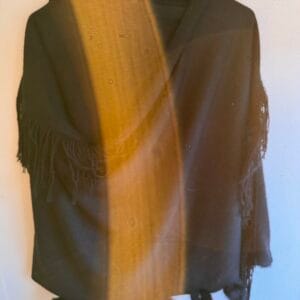 Μαύρη Εσάρπα με Κρόσσια & Γούνινες Φουντίτσες