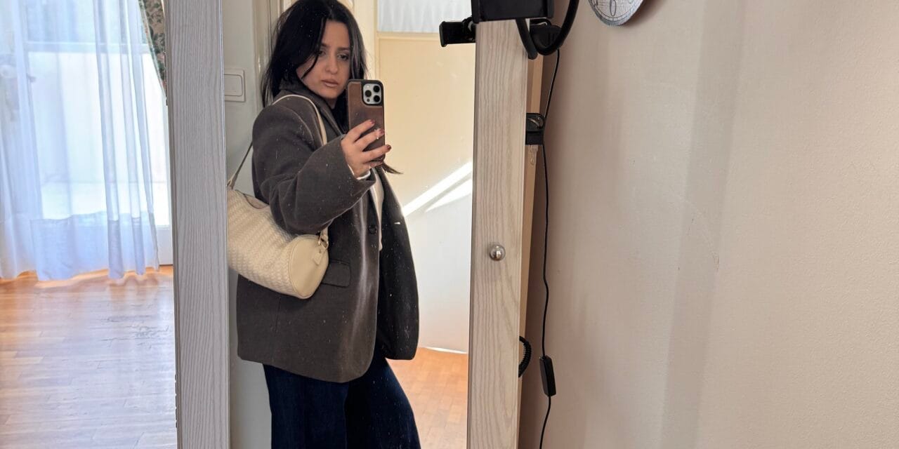 Dark Denim Revival: Πώς το Structured Blazer & το Baggy Dark Blue Jeans Γίνονται το Νέο Winter Uniform