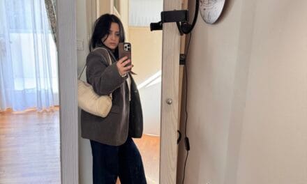 Dark Denim Revival: Πώς το Structured Blazer & το Baggy Dark Blue Jeans Γίνονται το Νέο Winter Uniform