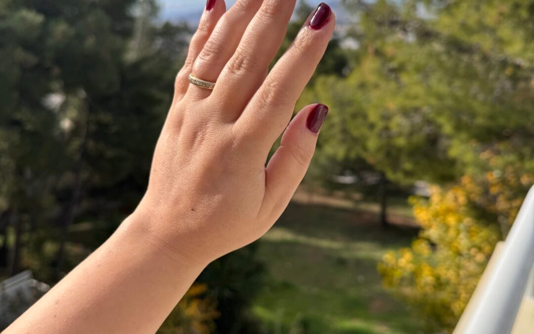 Pre-Christmas Nails 2025: Το Deep Cherry Manicure που Κολακεύει Κάθε Ελληνίδα