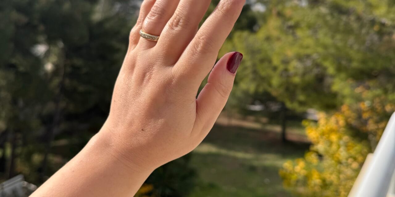 Pre-Christmas Nails 2025: Το Deep Cherry Manicure που Κολακεύει Κάθε Ελληνίδα