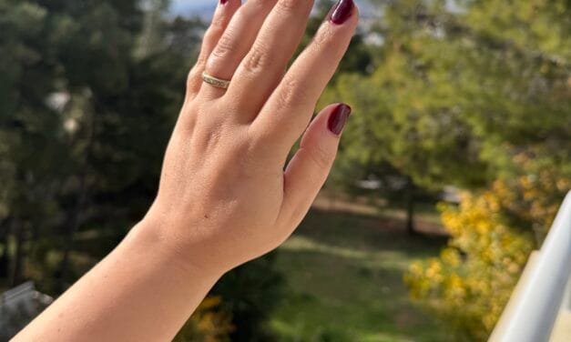 Pre-Christmas Nails 2025: Το Deep Cherry Manicure που Κολακεύει Κάθε Ελληνίδα