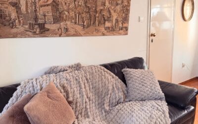 Πώς να Ανανεώσετε το Mini Καθιστικό σας με Ένα Σετ Ριχτάρι & Μαξιλάρι — The Minimal Cozy Luxe Look